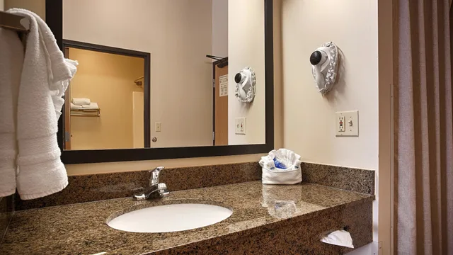 غرفة قياسية بسرير كينج، Best Western Plus Albert Lea I-90/i-35 Hotel 4/5