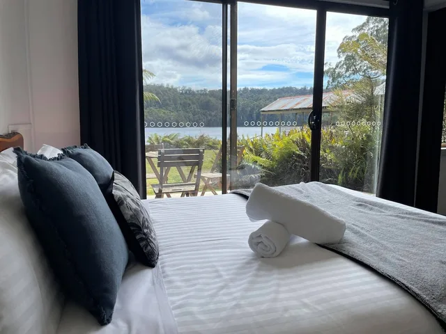Panoramic, Queen Bed, Lake Side، Tullah Lakeside Lodge 3/5