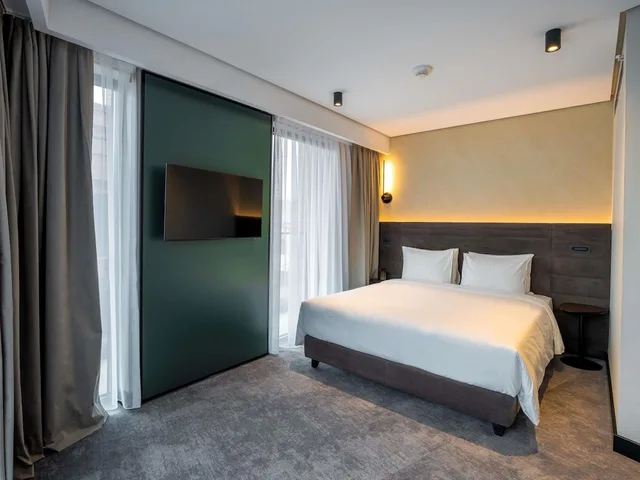 غرفة عائلية بسرير كوين مع أريكة، Novotel Tbilisi Center 3/10