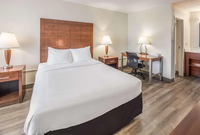 غرفة بسرير كوين، Suburban Studios Middlesboro 2/3