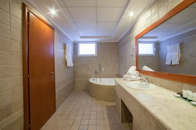 غرفة عائلية بسرير مزدوج بإطلالة على البحر مع أريكة، Alexandros Palace Hotel and Suites 7/9