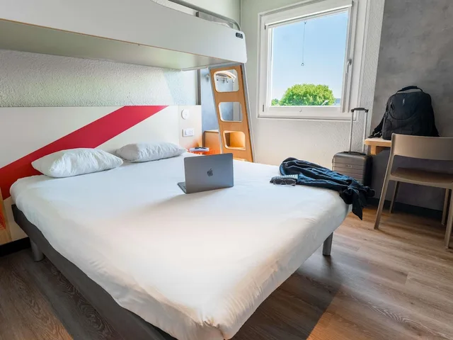 غرفة ثلاثية بسرير مزدوج وسرير بطابقين، Ibis Budget Strasbourg Sud Illkirch Geispolsheim 1/10