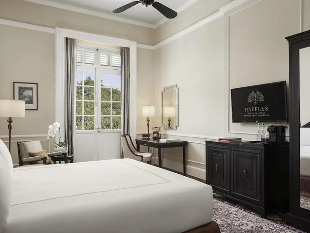 Landmark, King Bed, Pool View، Raffles Hotel Le Royal 1/9