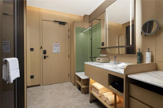 غرفة ديلوكس بسرير كينج مع أريكة، Hilton Garden Inn Zhangjiajie Tianmen Mountain 2/2