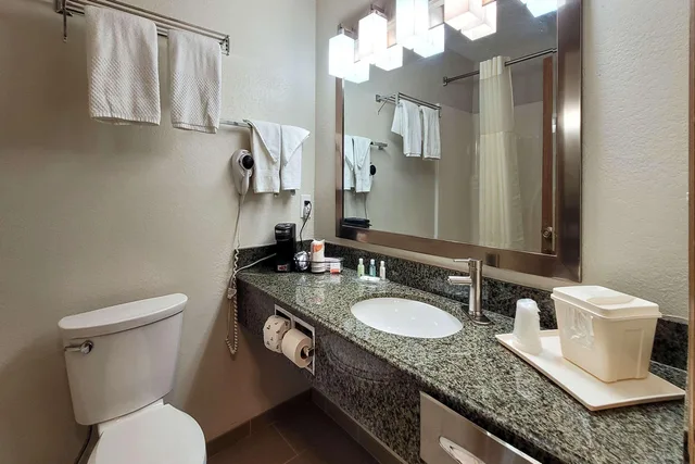 جناح بسرير كينج بغرفة نوم واحدة بحوض جاكوزي، Quality Inn Suites Marion 5/5