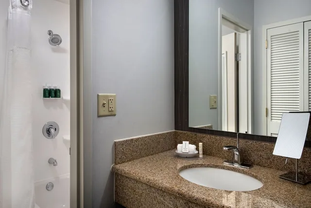 غرفة بسريرين كوين مع أريكة، Courtyard by Marriott Mahwah 2/3