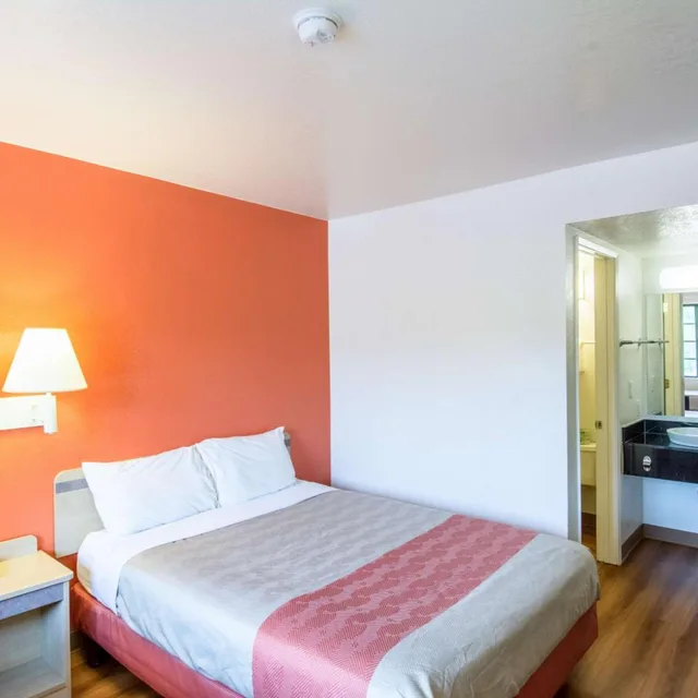 1 Full Bed - ADA/RI Shower، Motel6 Redding, CA - North 5/10