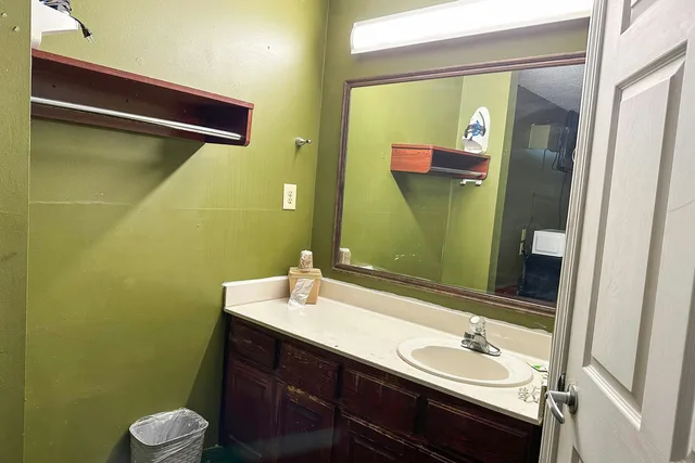 غرفة بسرير كينج للمدخنين، Bonita Lakes Inn by Capital O Meridian I20 6/10