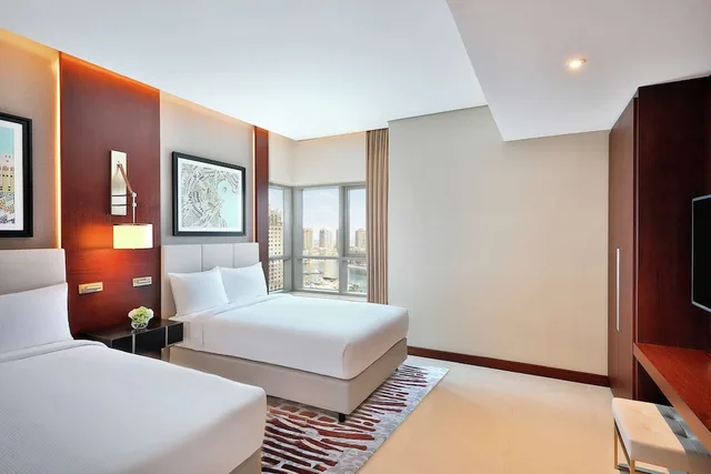 جناح عائلي بسرير كينج بشرفة بغرفتي نوم، Hilton Doha The Pearl Residences 3/6