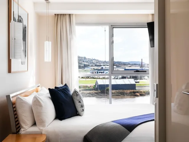 Suite, Double Bed, River View, Sofa, Peppers Seaport Launceston 3/9