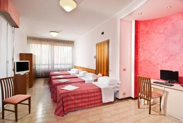 Relax, Quadruple, Double and Twin Beds, Hotel Le Querce 1/8