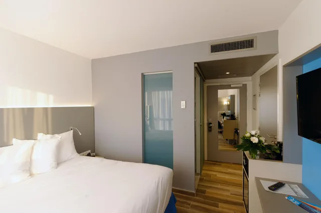 غرفة كومفورت ثلاثية بسرير مزدوج، COLMAR HOTEL 2/2