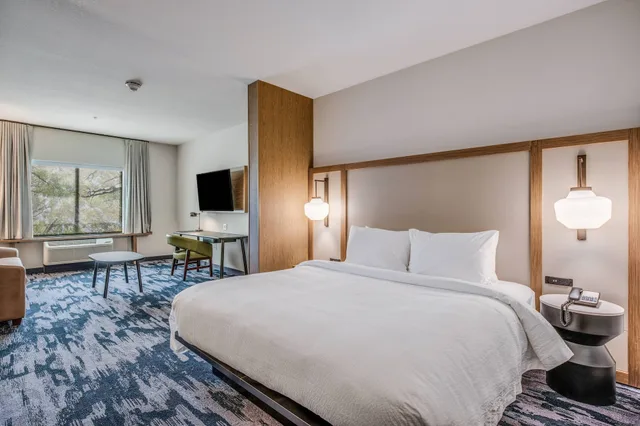 غرفة بسرير كينج مع أريكة، Fairfield Inn & Suites by Marriott Whitewater 2/7