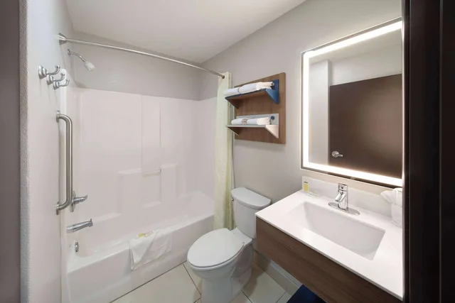 جناح بسرير كوين مع أريكة لذوي الإعاقة، Microtel Inn and Suites By Wyndham Buda 2/4