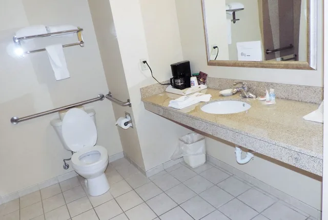جناح مع أريكة، Comfort Inn & Suites Rawlins WY 9/9