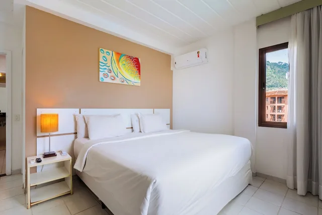 جناح بسريرين منفصلين وسرير كوين بإطلالة على البحر مع أريكة، Hotel Nacional Inn Angra dos Reis 1/3