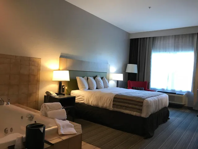 جناح بسرير كينج بجاكوزي لذوي الإعاقة، Country Inn Suites By Radisson Fond Du Lac Wi 2/7