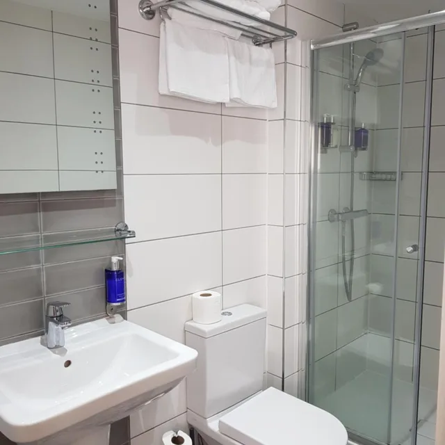 غرفة مفردة، The Beverley Hotel 3/6