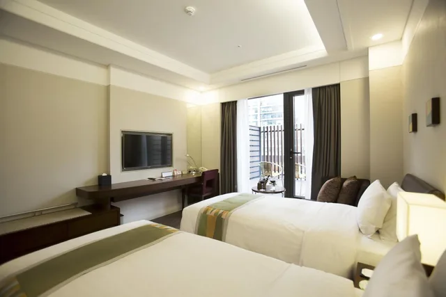 غرفة بسرير مزدوج وسرير فردي بشرفة، Seoul Garden Hotel 2/2