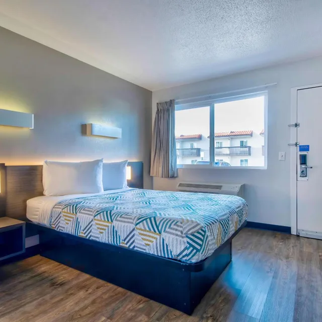 غرفة بسرير كوين لذوي الإعاقة، Motel6 Santa Fe, NM 3/10