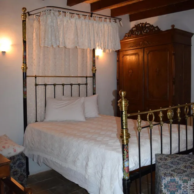 Deluxe, Suite, Queen Bed, Sofa, LASA HEIGHTS 1/2