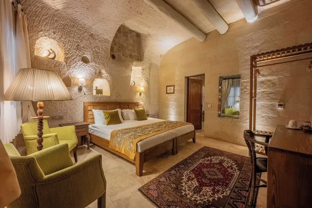Cave, Hot Tub، Peristyle Cave Cappadocia 8/10