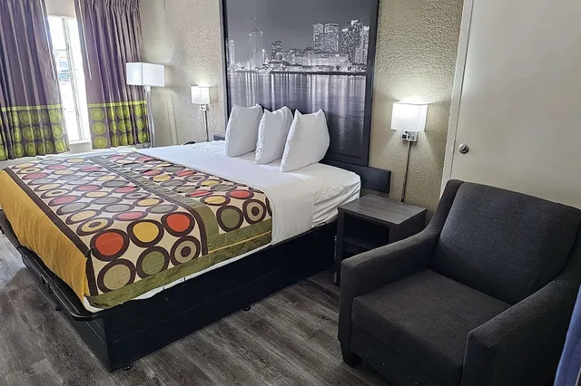 غرفة ديلوكس بسرير كينج للمدخنين، Super 8 By Wyndham Metairie 2/4