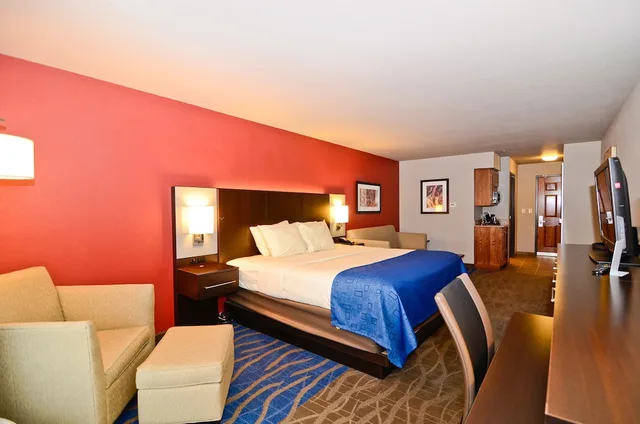 استوديو بسرير كينج بمطبخ صغير، Astoria Hotel and Event Center 1/6