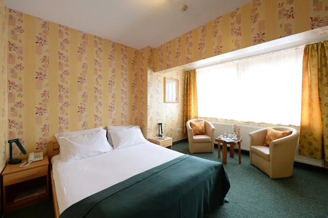 غرفة عائلية بسرير مزدوج بإطلالة على المتنزه مع أريكة، Hotel Slodes 2/10