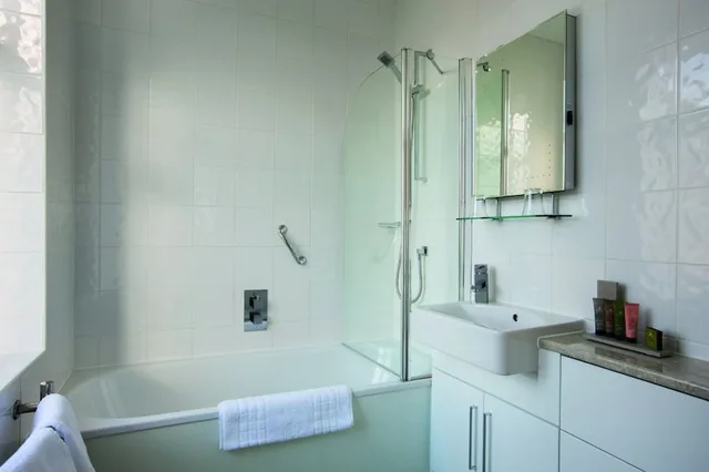 غرفة بسريرين منفصلين بإطلالة على البحر، Hydro Hotel 9/10