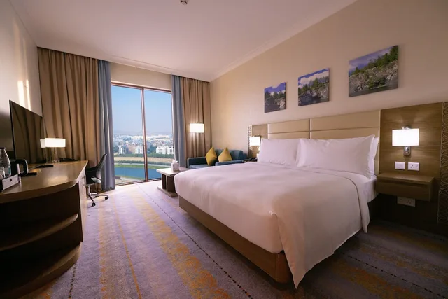 غرفة قياسية بسرير كينج، Hilton Garden Inn Al Khobar King Fahd Causeway 1/2