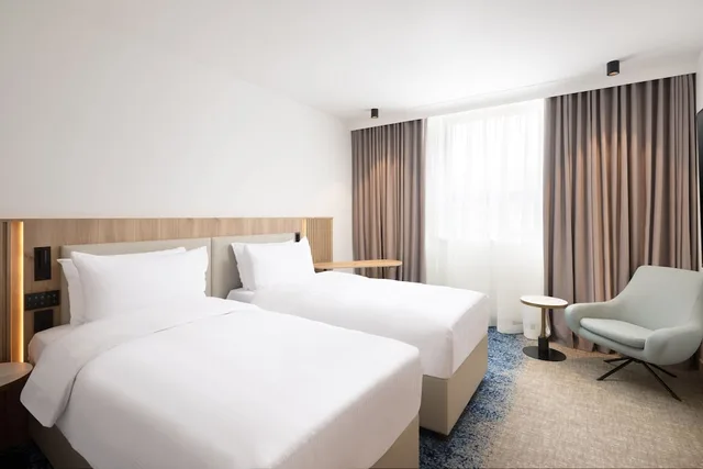 غرفة قياسية بسريرين منفصلين بإطلالة على المدينة، Courtyard By Marriott Cluj-Napoca Downtown 2/3