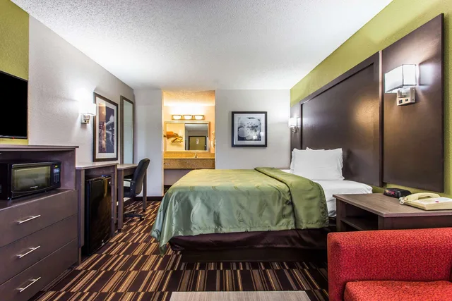 Efficiency, Queen Bed، Quality Inn Albemarle NC 3/4