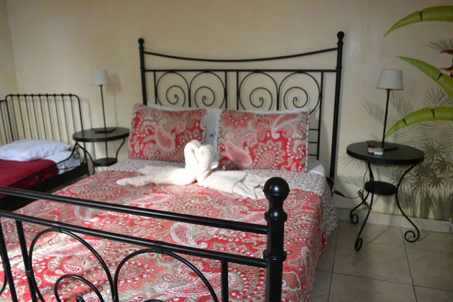 غرفة ثلاثية، The Balboa Inn Bed Breakfast 6/8