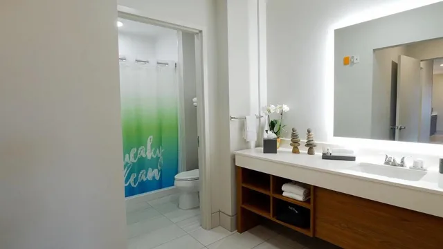 جناح بسرير كينج وسريرين كوين مع أريكة، The Kartrite Resort And Indoor Waterpark 2/5
