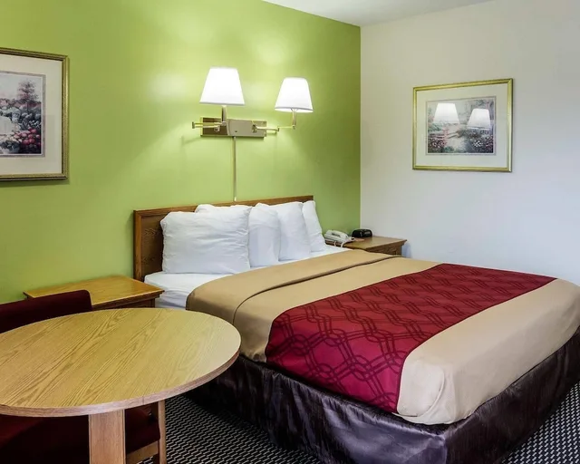غرفة قياسية بسرير كوين، Econo Lodge University 4/7