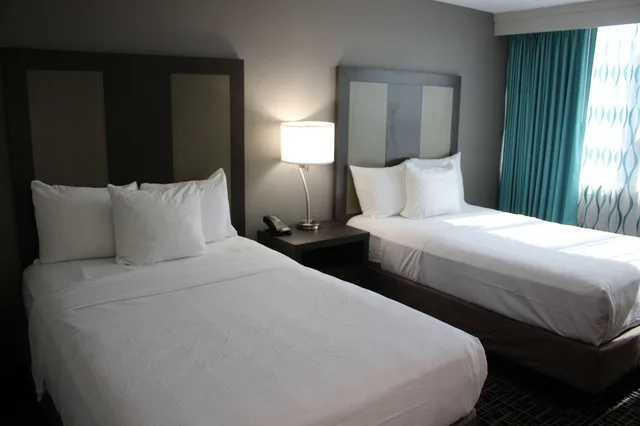 غرفة بسريرين كوين لذوي الإعاقة، La Quinta Inn and Suites by Wyndham Indianapolis Downtown 1/1