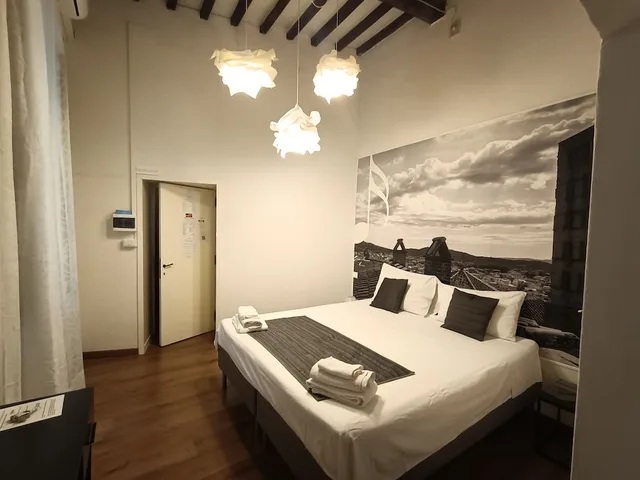غرفة فاخرة بسريرين منفصلين بإطلالة على الفناء بحوض جاكوزي، B&B 52Cento 3/4