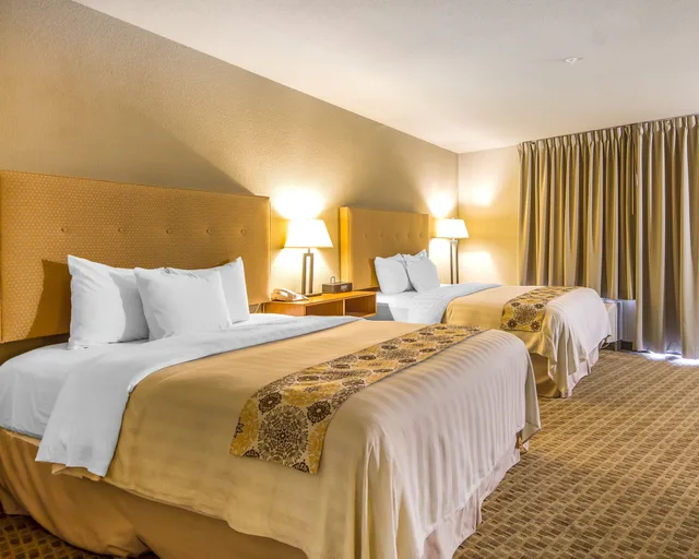 Standard, 2 Queen Beds, Lagoon View، Gaia Hotel Spa Redding Ascend Hotel Collection 6/10