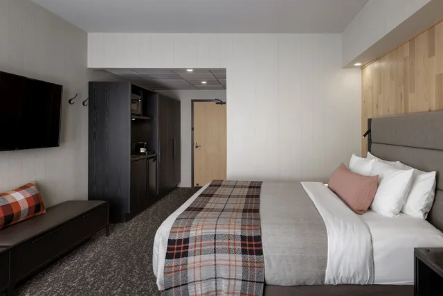 Junior, Studio, King Bed, Balcony, Peaks Hotel & Suites 1/10