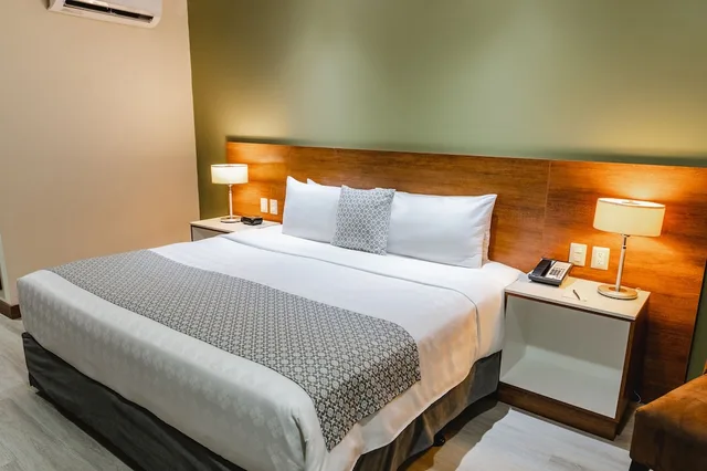 غرفة قياسية بسرير كينج، Wyndham Garden Guayaquil 4/10