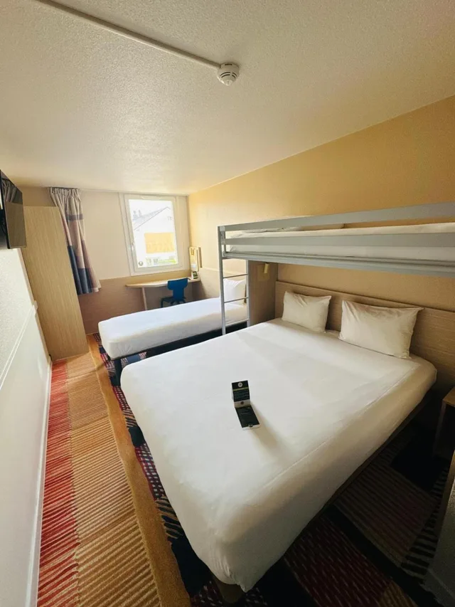 غرفة رباعية بسرير مزدوج وسريرين منفصلين، B&B HOTEL Saint Witz Roissy 2/2