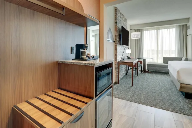 غرفة بسرير كينج لذوي الإعاقة، Drury Plaza Hotel North Charleston 4/5