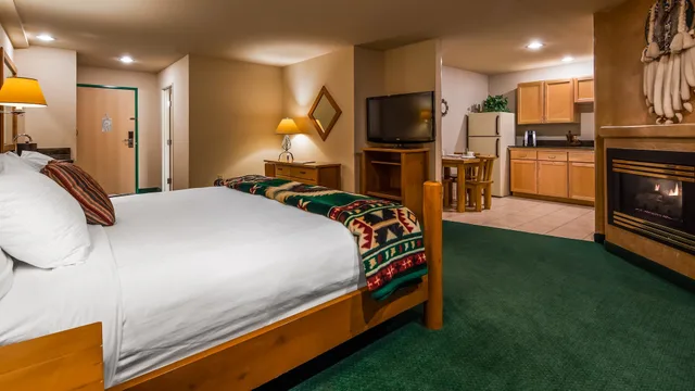 غرفة قياسية بسرير كينج بمطبخ، Best Western Plus Kentwood Lodge 1/9