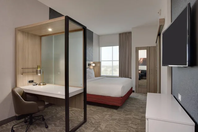 جناح بسرير كينج مع سرير سحّاب إضافي مع أريكة بحوض استحمام لذوي الإعاقة، Springhill Suites Fort Lauderdale Miramar 2/5