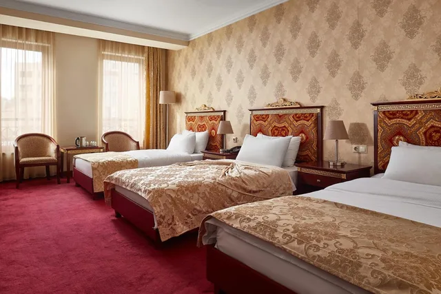 غرفة ثلاثية، Gold Hotel 3/4