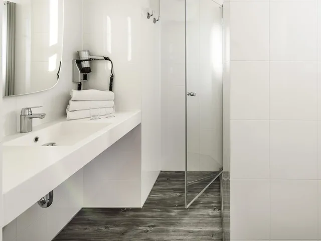 Superior, 1 Queen and 1 Single Bed, Riverside, Accessible، Ibis Frankfurt Centrum 4/4