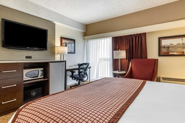 غرفة قياسية كبيرة بسرير كينج مع أريكة، Best Western Plus Thousand Oaks Inn 2/5