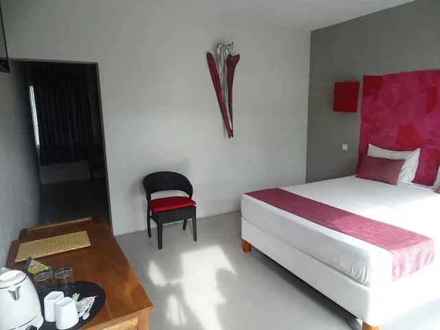 Family, 1 Queen and 1 Single Bed, La Tonnelle 2/7