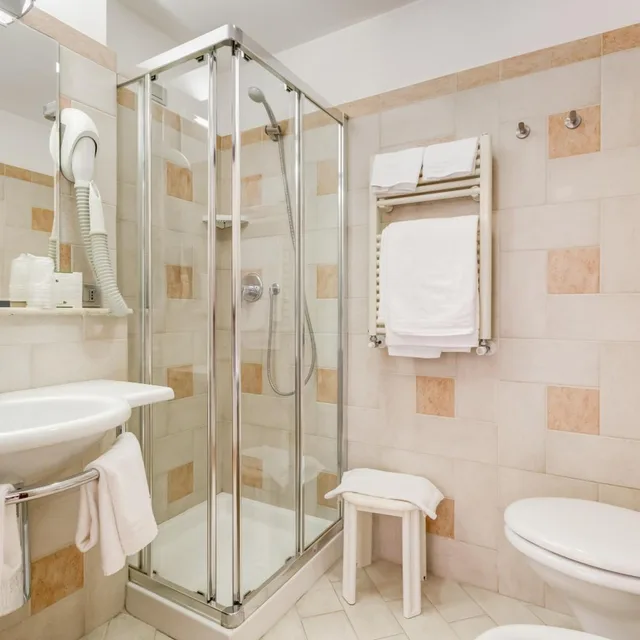غرفة ديلوكس بسرير كوين وسرير فردي بشرفة، Hotel Europa 8/8